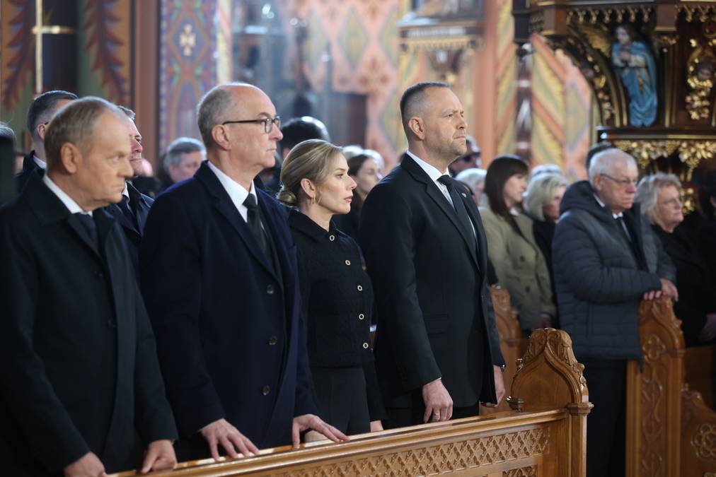 Premier Donald Tusk i marszałek Sejmu Włodzimierz Czarzasty podczas pogrzebu posła Łukasza Litewki