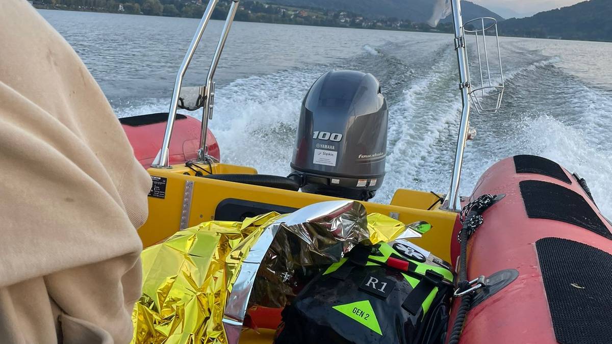 Awaryjne lądowanie awionetki na jeziorze. Samolot zatonął