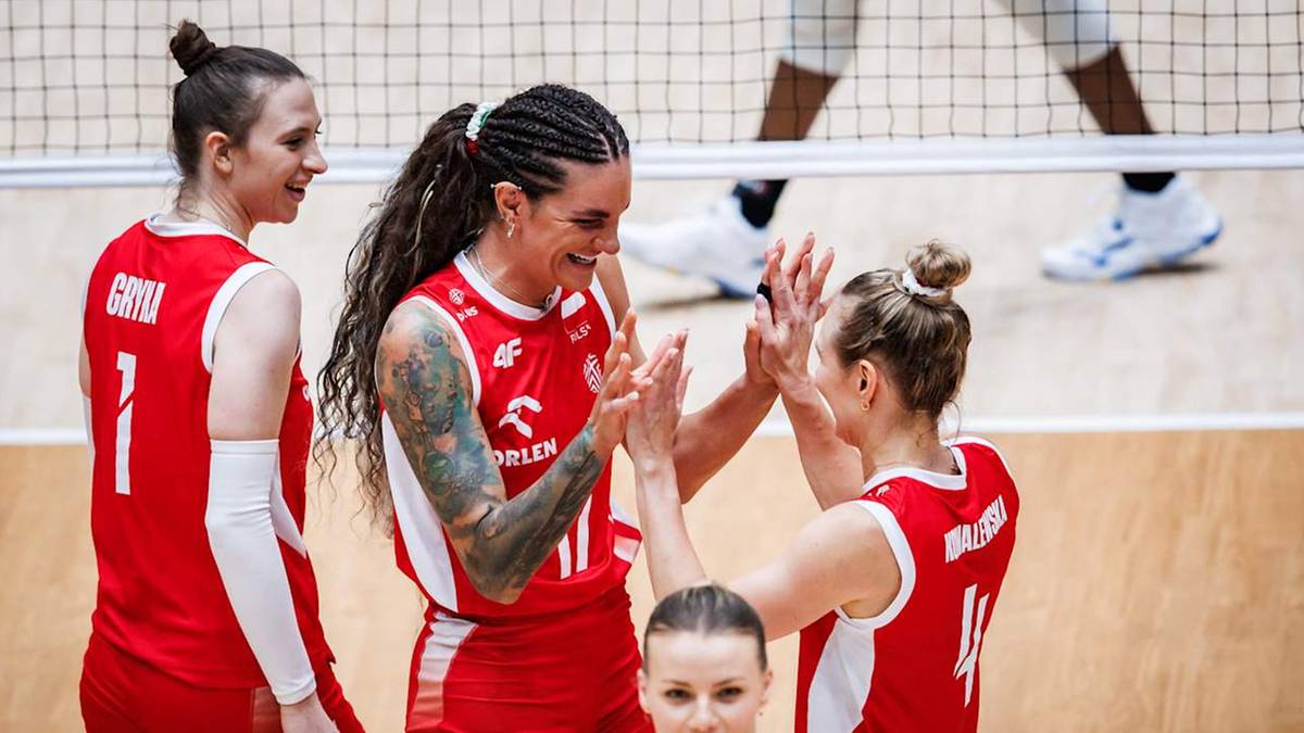 Trzy polskie siatkarki w czerwonych strojach świętują po udanej akcji na boisku do siatk&oacute;wki.