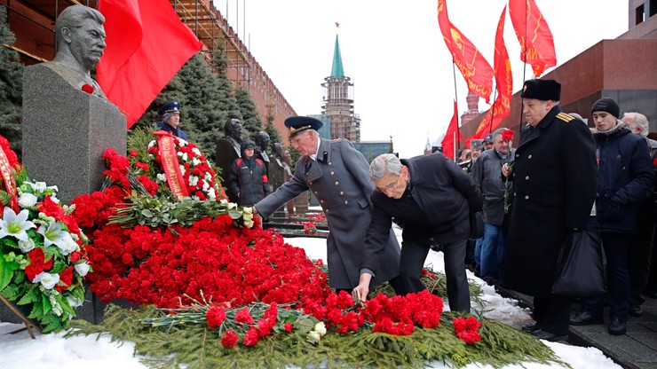 Goździki na grobie Józefa Stalina. Rocznica śmierci sowieckiego tyrana