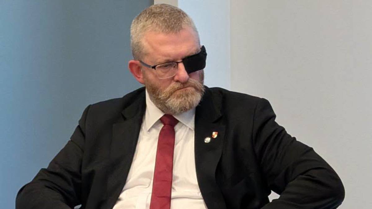 Grzegorz Braun wykluczony z własnej rozprawy. Sędzia stracił cierpliwość