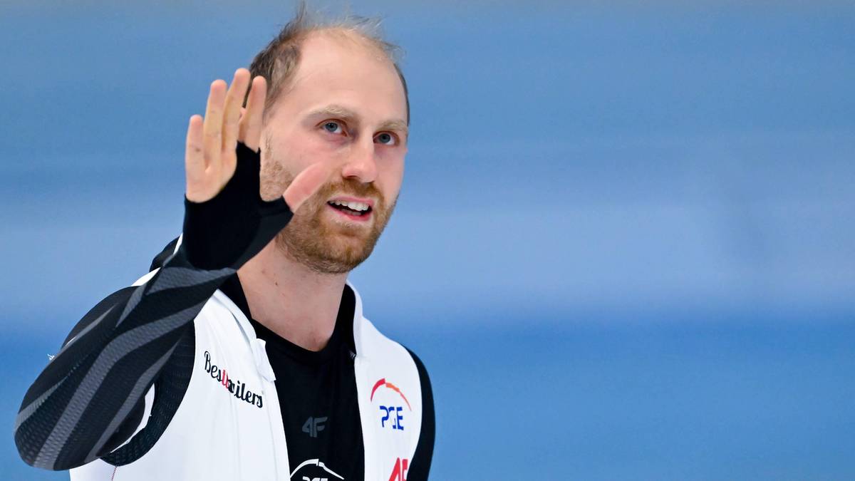 Portret Władimira Semirunnijego, polskiego panczenisty, pozującego na tle lodowiska.