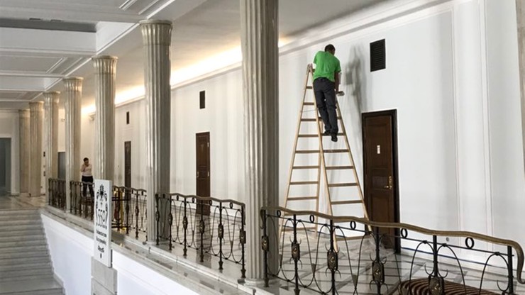 Posłanka PO opublikowała zdjęcia prac remontowych w Sejmie. "Jedna drabina, pędzel i jeden majster"