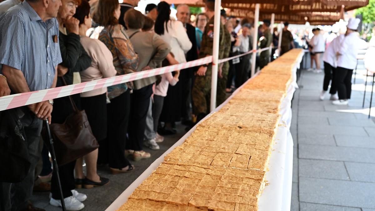 Rzeszów: Powstała 103-metrowa kremówka papieska