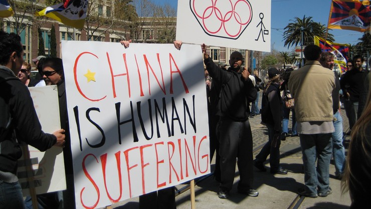 Chiński rząd: USA same naruszają prawa człowieka, a wytykają to innym
