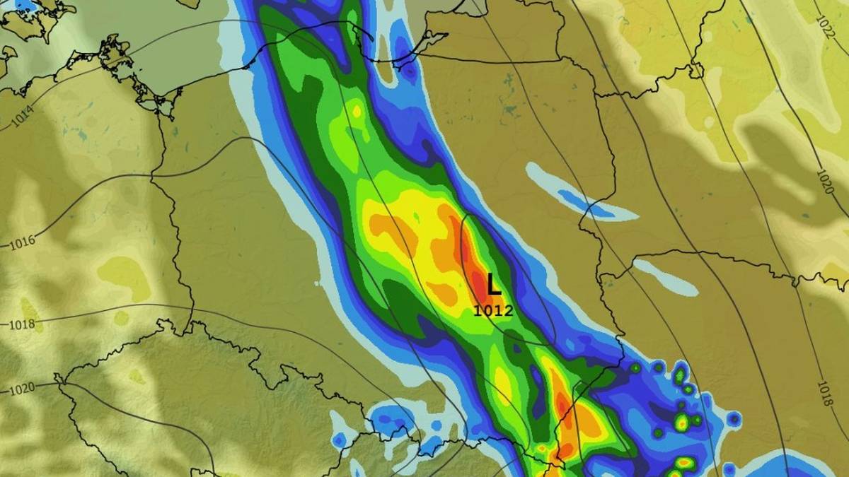 Front atmosferyczny w czwartek przesunie się przez całą Polskę z zachodu na wschód. IMGW prognozuje nawet opady śniegu wysoko w górach