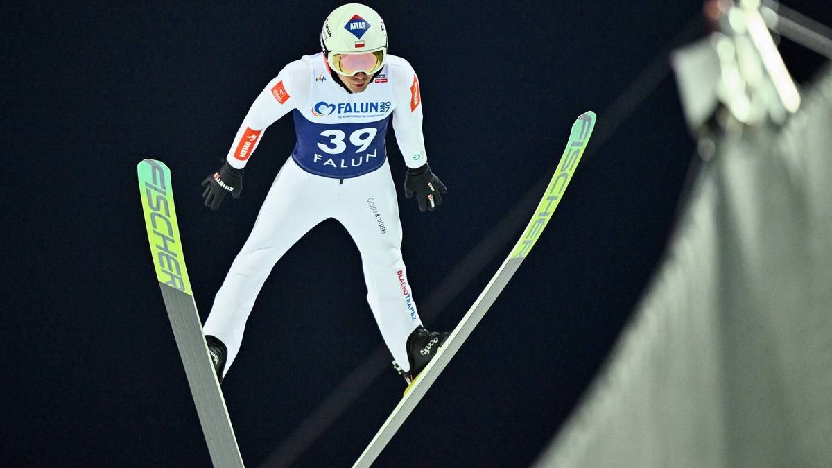 Skoczek narciarski w locie na nartach podczas zawodów w Falun.