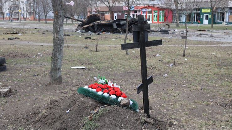 Wojna w Ukrainie. Rosjanie wykopują zwłoki w Mariupolu. Zakazują pochówku