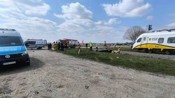 Pijany kierowca wjechał pod pociąg. 12-latek w szpitalu, lądował LPR