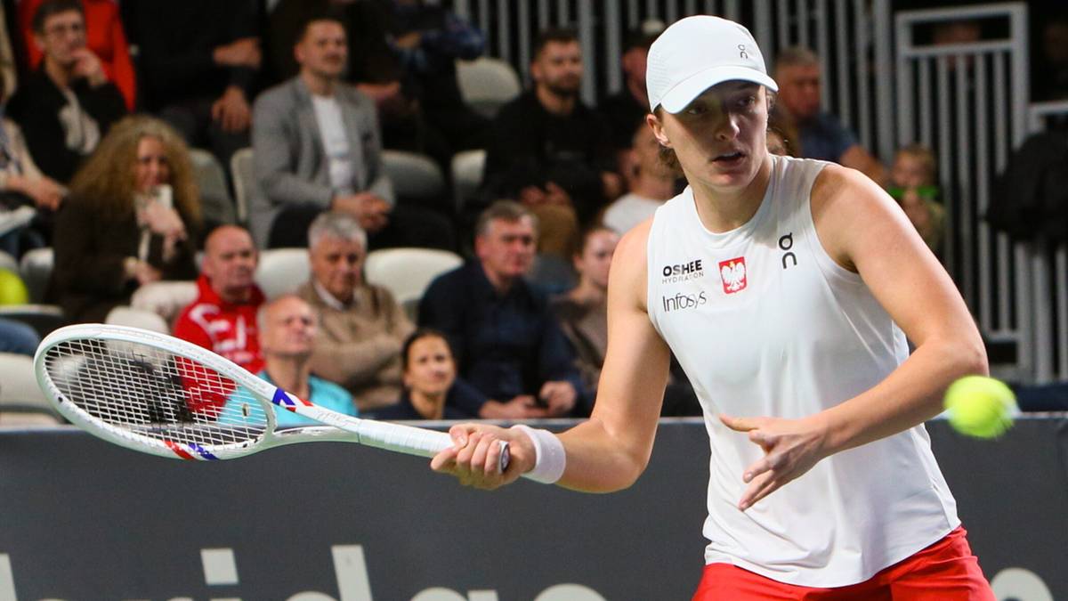 Tenisistka Iga Świątek w akcji podczas meczu Pucharu Billie Jean King