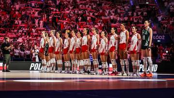 Siatkarki reprezentacji Polski stoją w rzędzie na parkiecie, przed trybunami wypełnionymi kibicami.
