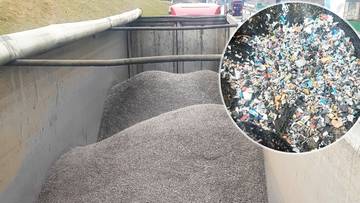 Ciężar&oacute;wka z ładunkiem zmielonych tworzyw sztucznych.