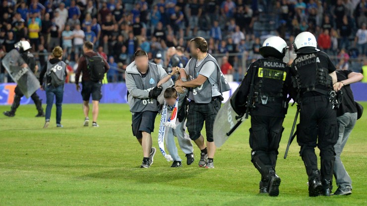 Błaszczak o policjantach w kamizelkach "foto" na stadionie: monitorowali sytuację