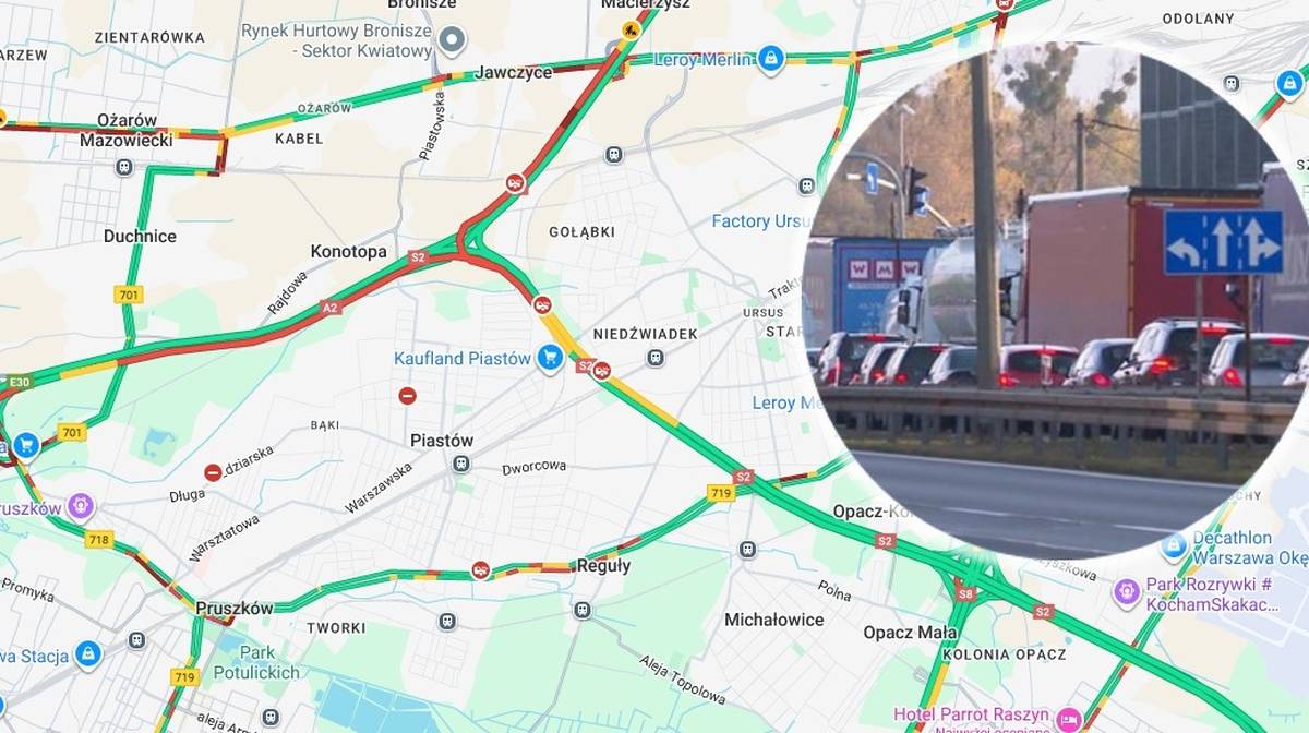 Mapa drogowa z zaznaczonymi utrudnieniami w ruchu, powiększony fragment przedstawiający fragment drogi z pojazdami i znakiem informacyjnym.