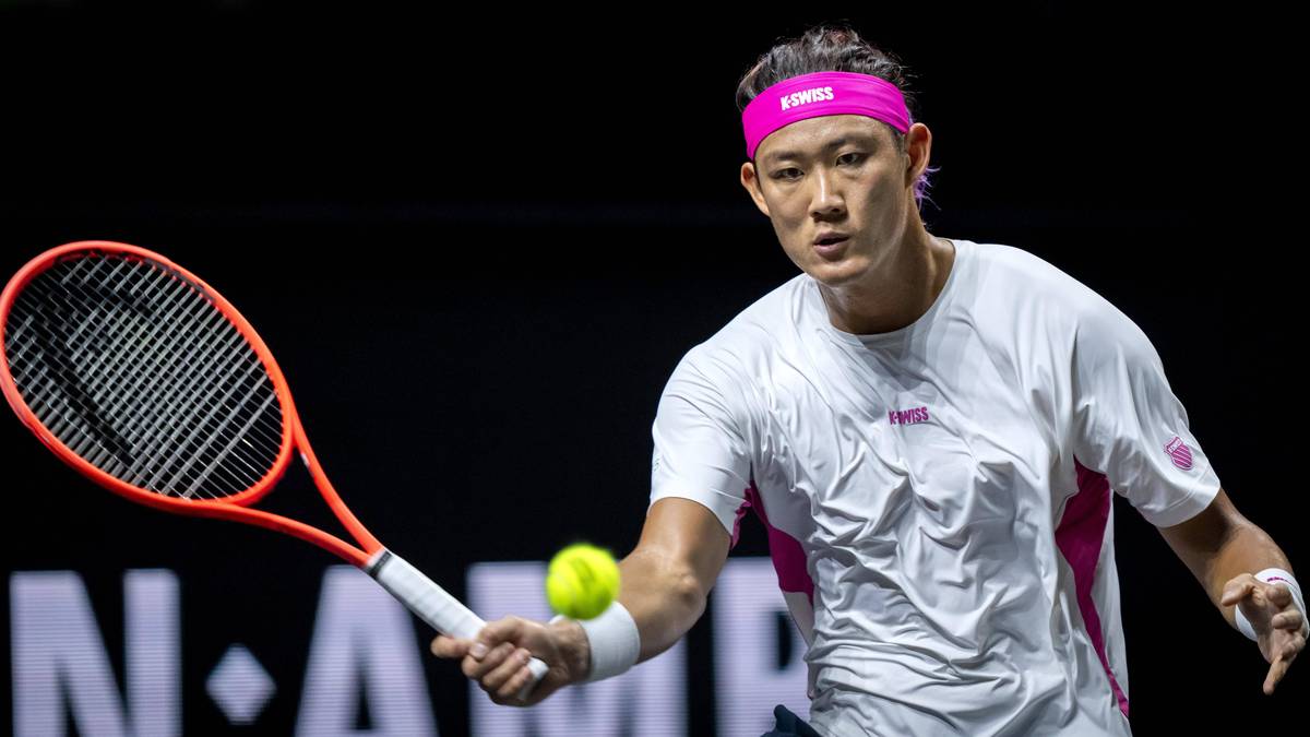 Tenisista w akcji, wykonujący forhend