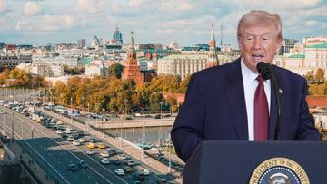 Donald Trump przemawia przy m&oacute;wnicy.