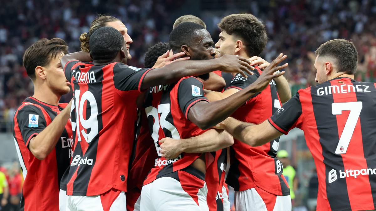 Piłkarze AC Milan świętują razem na boisku.