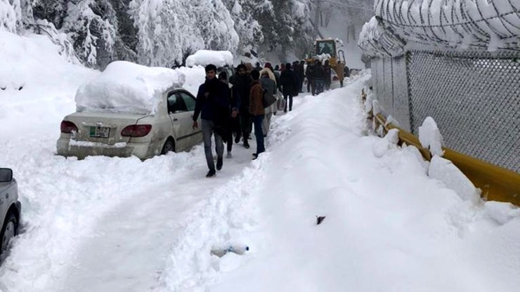 Pakistan. Zginęły 22 osoby, które były uwięzione przez śnieg w samochodach