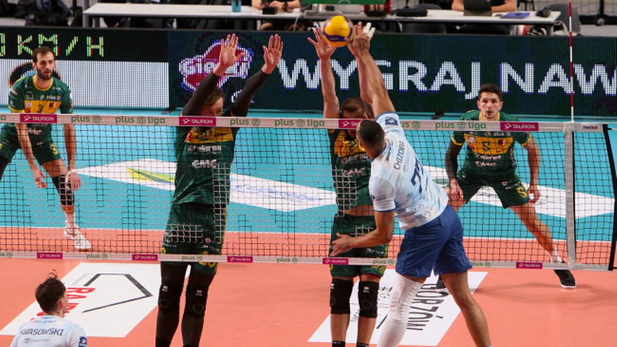 Mecz siatkówki, zawodnicy blokują atak.