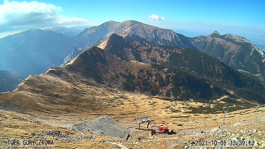 Widok z Kasprowego Wierchu na Czerwone Wierchy i Giewont. Fot. TOPR.