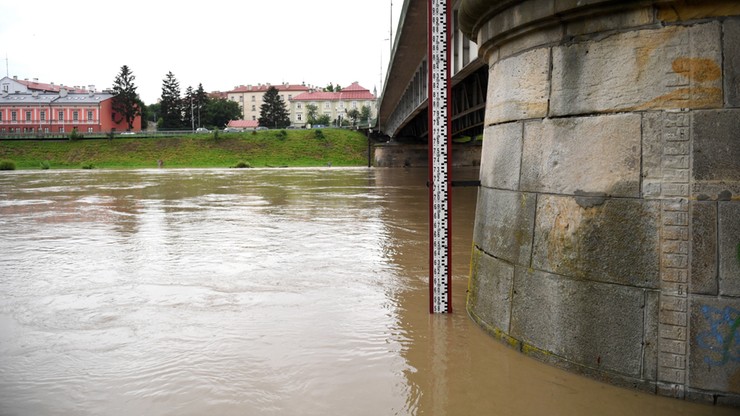 Silny deszcz i burze, przekroczone stany alarmowe. Trudne chwile dla południa Polski