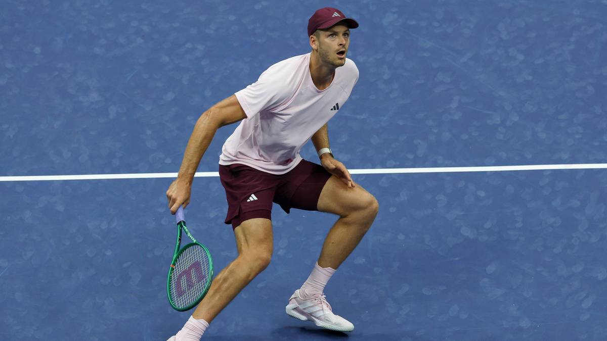 Hubert Hurkacz faces Lloyd Harris in the Chengdu quarter-finals - News Directory 3