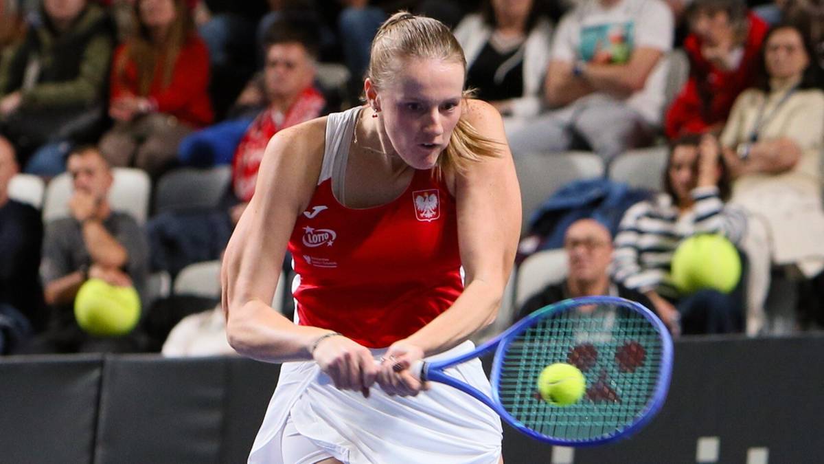 Tenisistka Martyna Kubka serwuje piłkę podczas meczu.