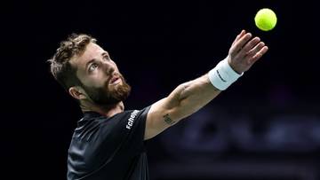 Tenisista przygotowuje się do serwisu z piłką tenisową w dłoni