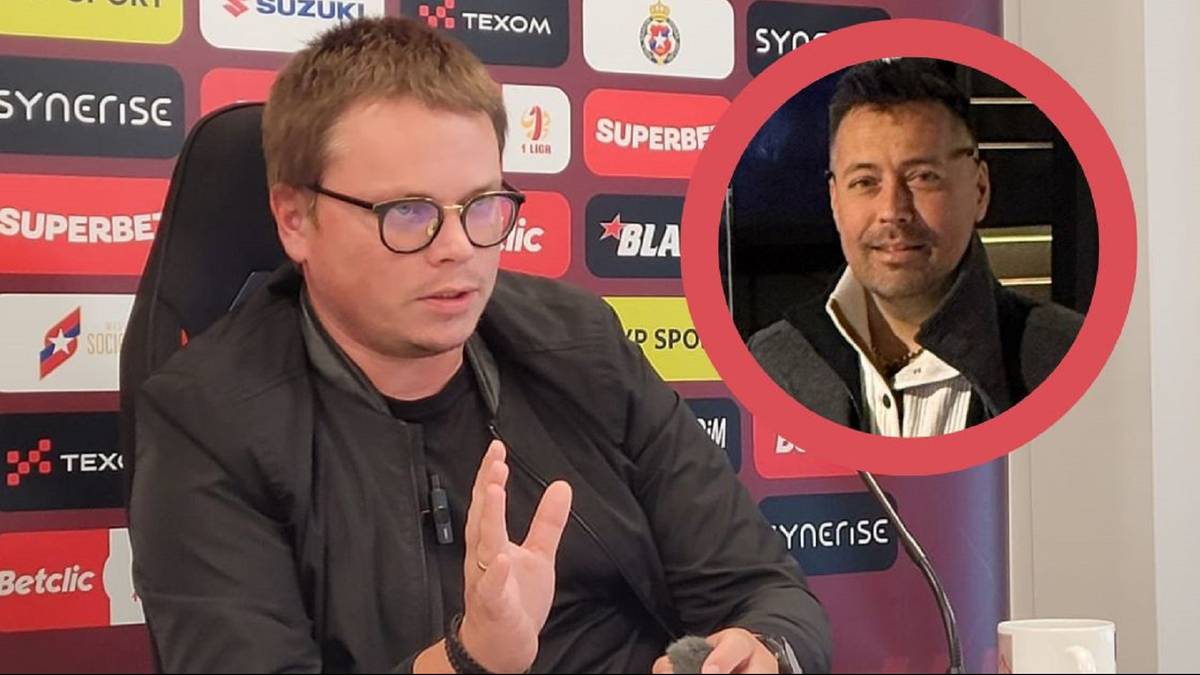 Portret mężczyzny w okularach siedzącego przy mikrofonie, na tle ściany z logotypami, z mniejszym portretem innego mężczyzny w k&oacute;łku obok.