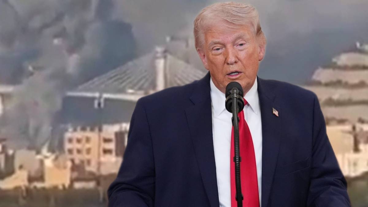 Donald Trump przemawia przy mikrofonie, w tle widoczne zniszczony most i dym.