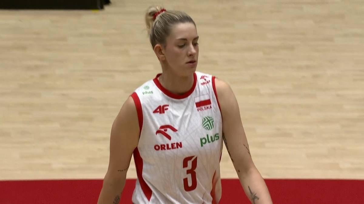 Siaktarka reprezentacji Polski w siatkówce w białej koszulce z numerem 3.