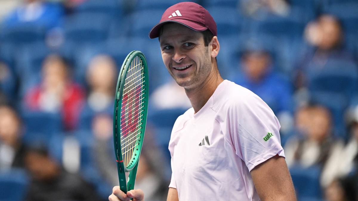 Hubert Hurkacz Faces Alex De Minaur in Beijing ATP Semifinal