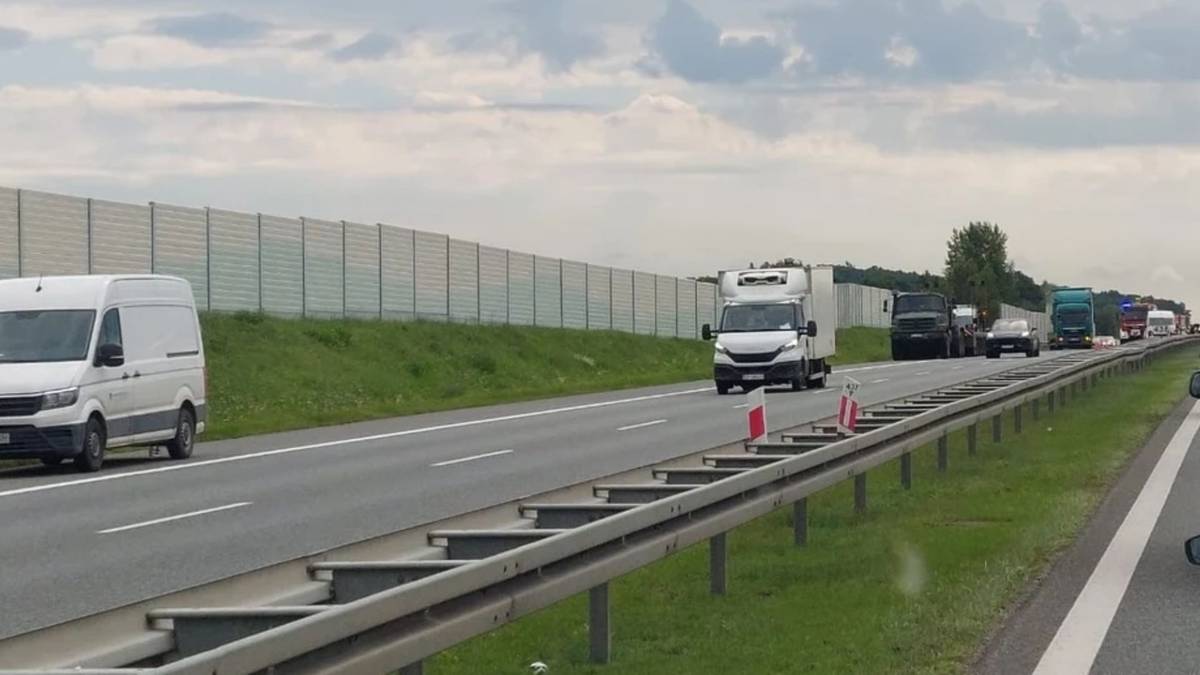 Wypadek na autostradzie A4. Uszkodzony pojazd wojskowy, są ranni