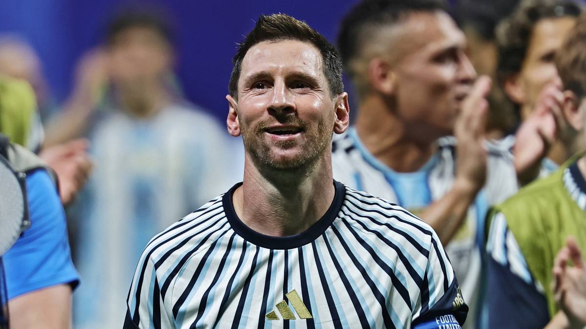 Messi scores his 21st World Cup goal, breaking all-time record