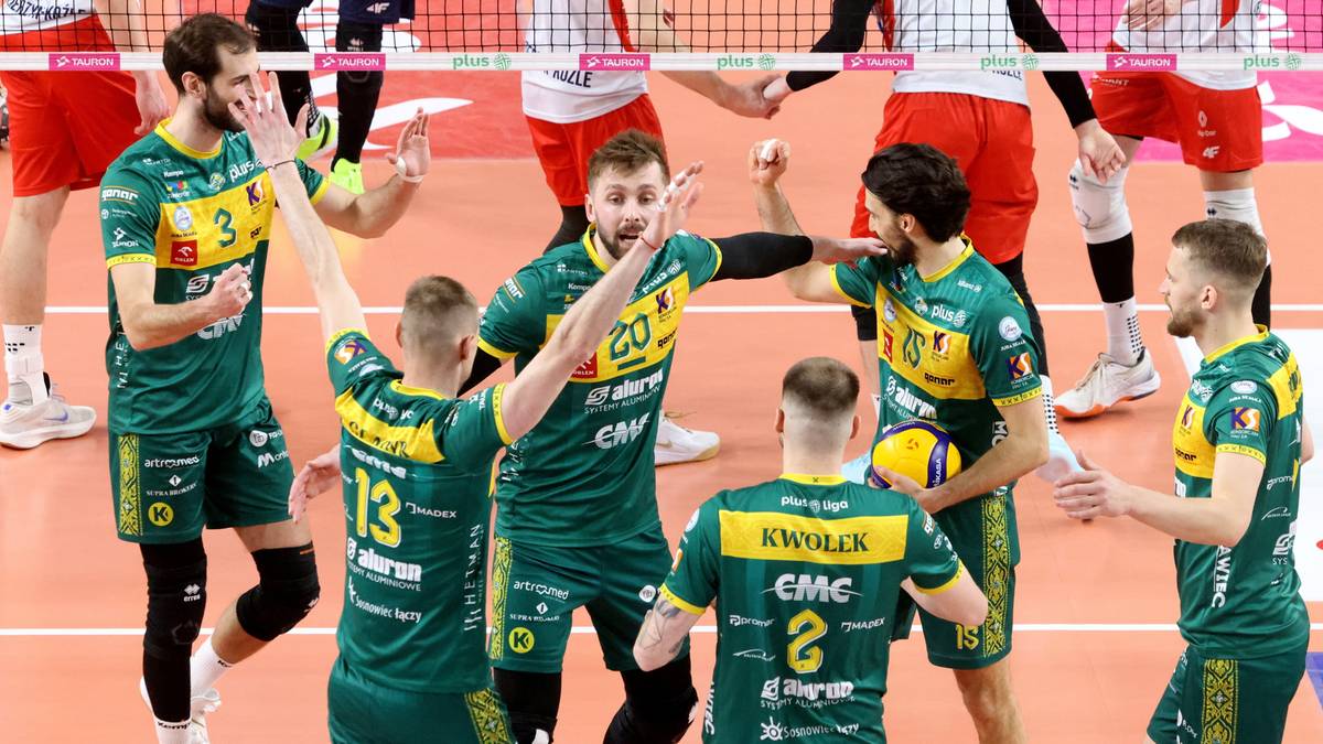 Siatkarze Aluron CMC Warta Zawiercie w zielonych strojach świętują zwycięstwo, podnosząc ręce do g&oacute;ry i przybijając sobie piątki.