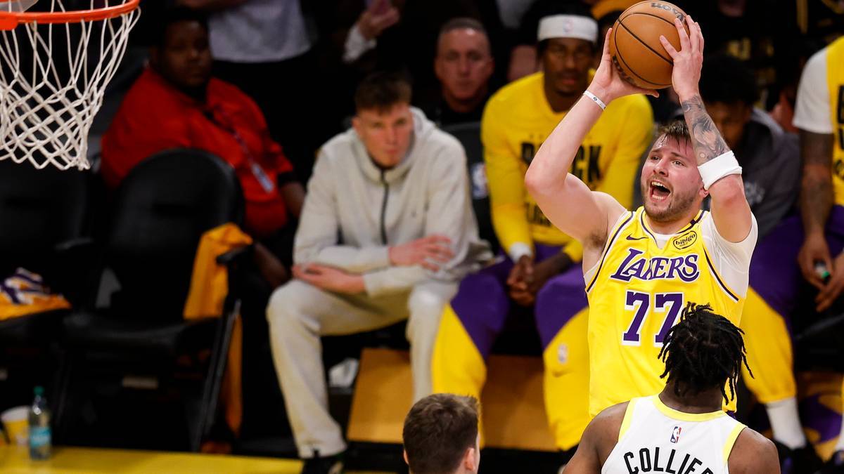 Koszykarz Luka Dončić w ż&oacute;łtej koszulce Lakers z numerem 77 przygotowuje się do rzutu.