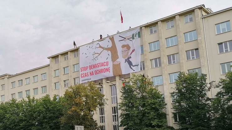 "Stop dewastacji, czas na ochronę". Aktywiści wywiesili baner na budynku ministerstwa