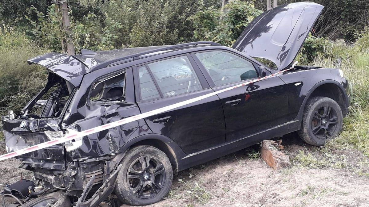 Auto wjechało na przejazd kolejowy, pociąg uderzył w tył