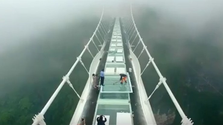 Młotem sprawdzali wytrzymałość najdłuższego szklanego mostu na świecie. Zobacz efekt