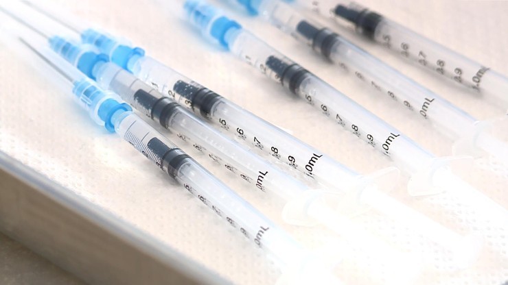 KE reaguje na słowa Niedzielskiego: państwa członkowskie są związane kontraktami na szczepionki