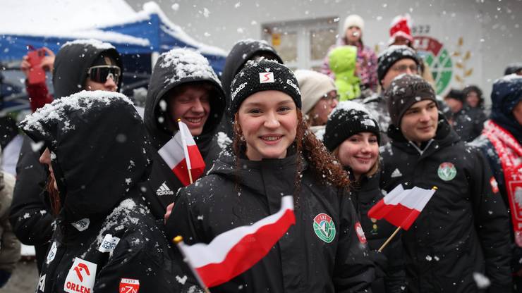 Kibice na powitaniu Kacpra Tomasiaka