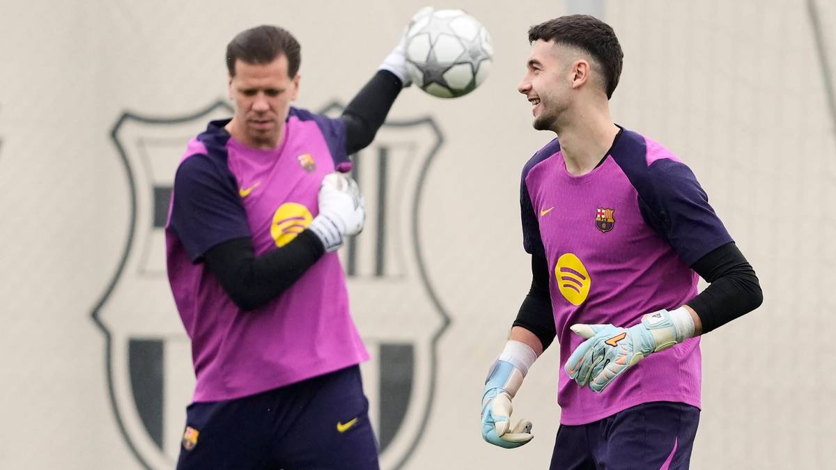 Dw&oacute;ch piłkarzy Barcelony w strojach treningowych z rękawicami bramkarskimi, jeden z nich podrzuca piłkę.