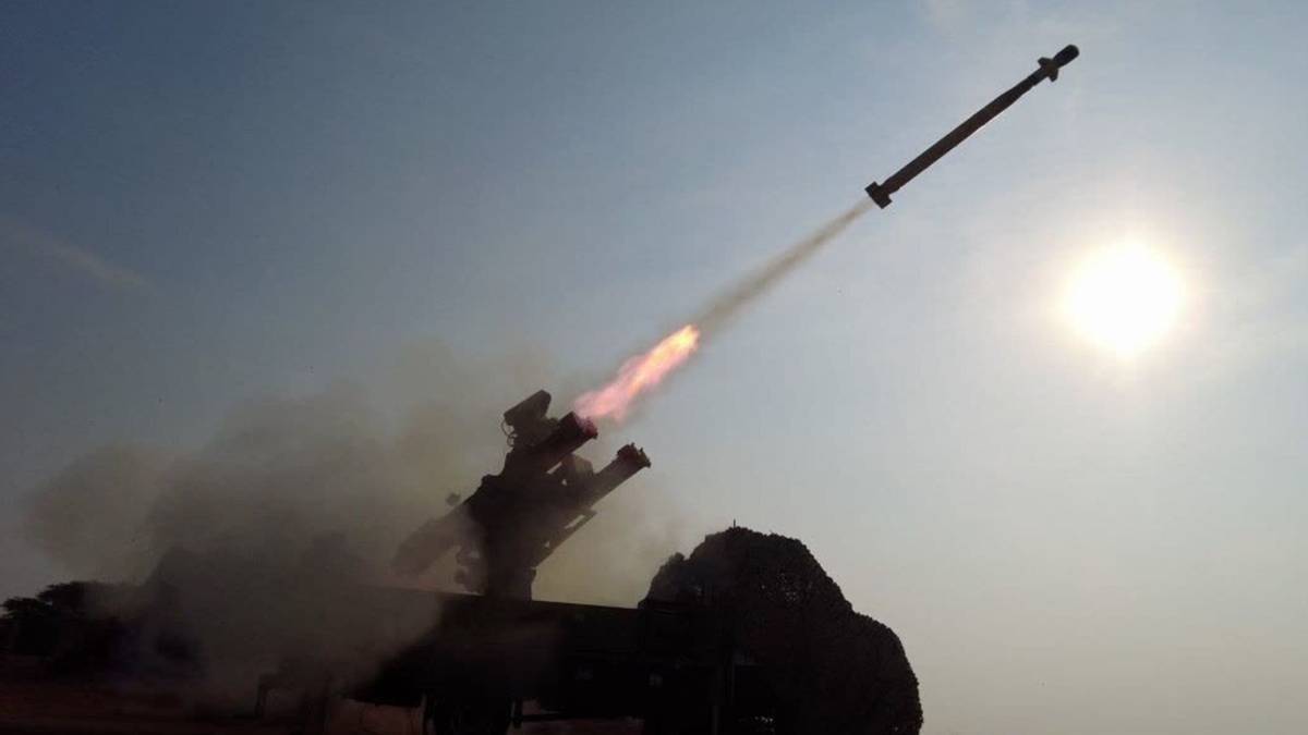 Rakieta wystrzeliwana z wyrzutni z obłokiem dymu, na tle błękitnego nieba i słońca.