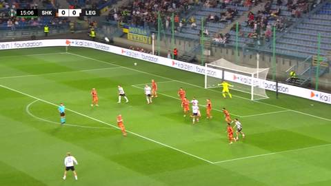 Piłkarze Legii Warszawa w akcji podczas meczu, zbliżają się do bramki przeciwnika.