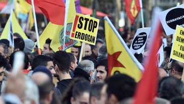 "W Turcji demokracja mówi: Europo, twoje milczenie mnie zabija". Demonstracja Kurdów w Paryżu