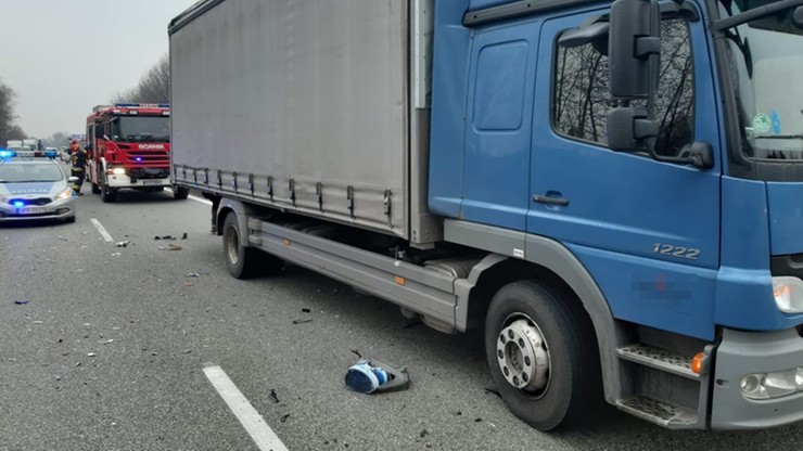 Ciężarówka chciała zawrócić, w jej tył uderzył osobowy volkswagen - jego kierowca zginął
