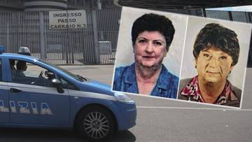 Radiowóz włoskiej policji obok zdjęć starszej kobiety.