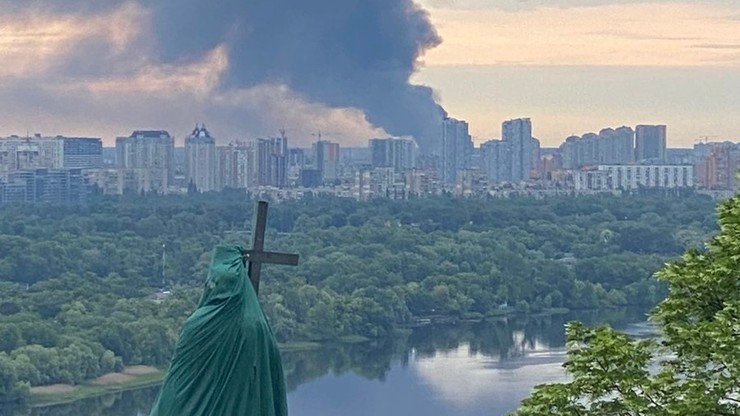 Wiele eksplozji w Kijowie. Czarny dym nad miastem
