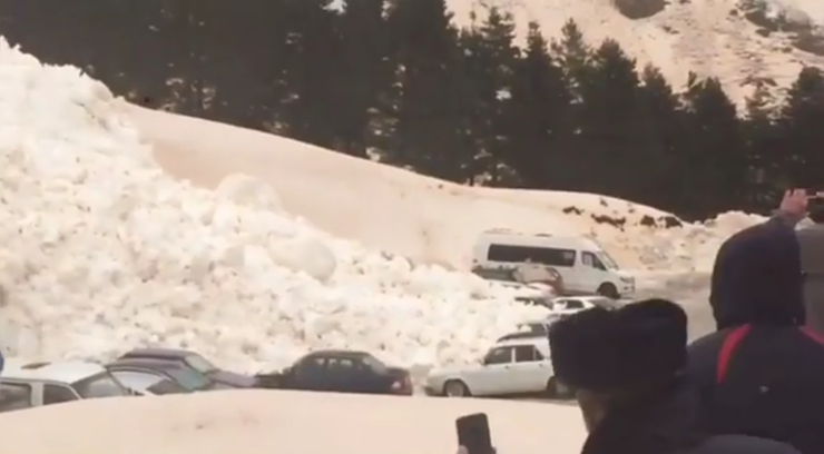 Lawina przy ośrodku narciarskim. Zaparkowane auta znalazły się pod śniegiem
