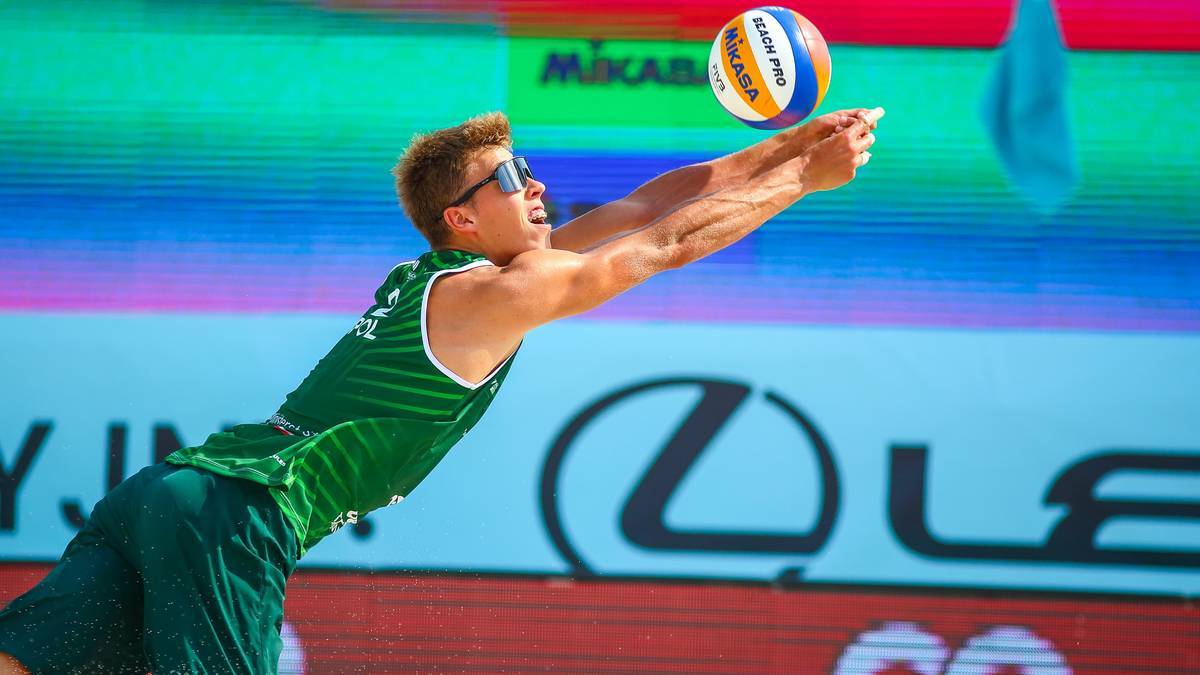 Siatkarz plażowy odbija piłkę podczas meczu